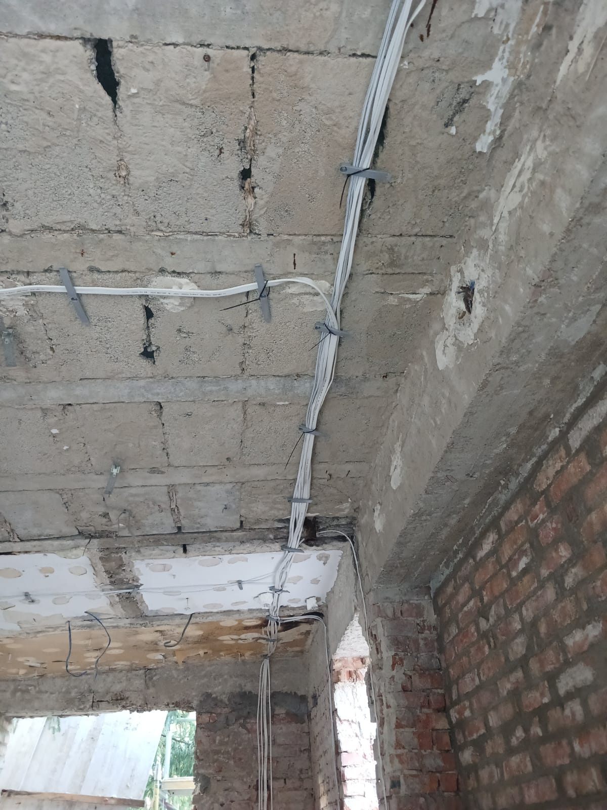 Prowadzenie przewodów — realizacja JBC
